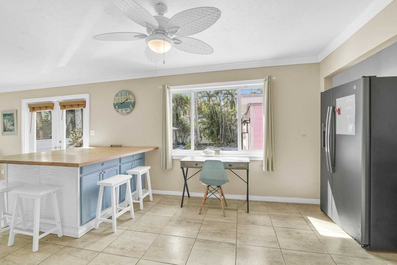 3218 Palm Dr - Photo 6 of 30