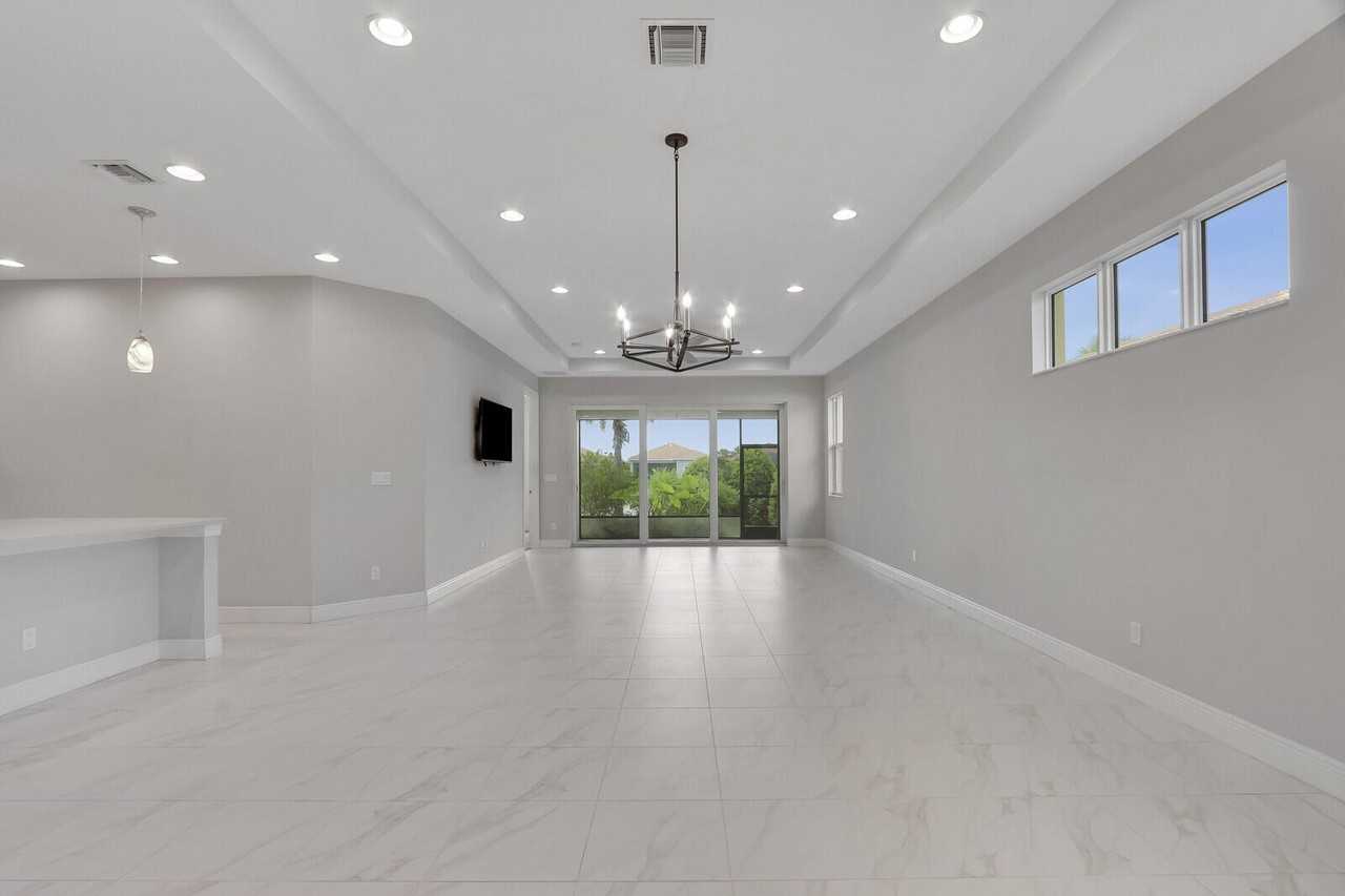 21026 Sw Modena Way - Photo 4 of 50
