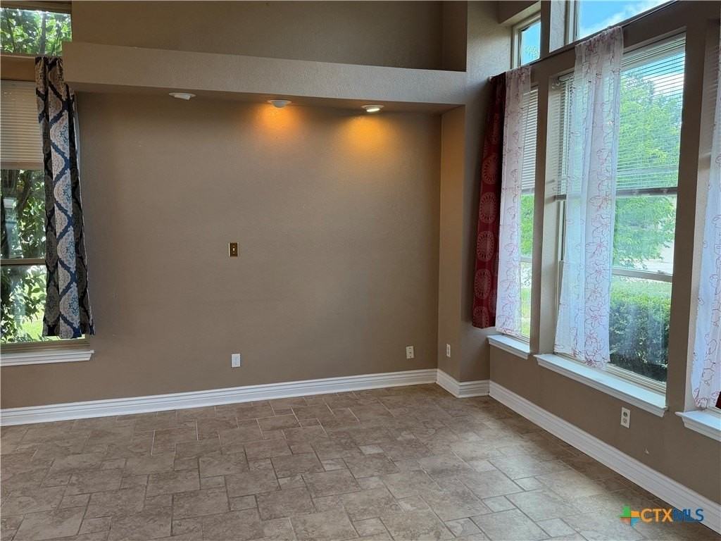 2208 Illinois Dr - Photo 6 of 31