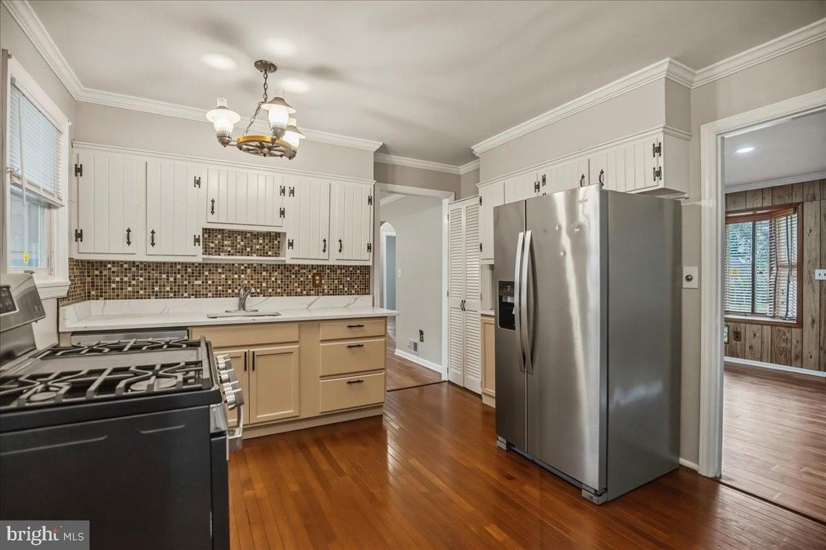 8306 Quentin St - Photo 6 of 18