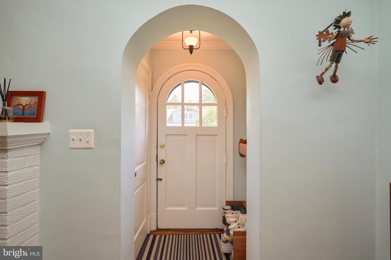 230 N Jackson St - Photo 3 of 47