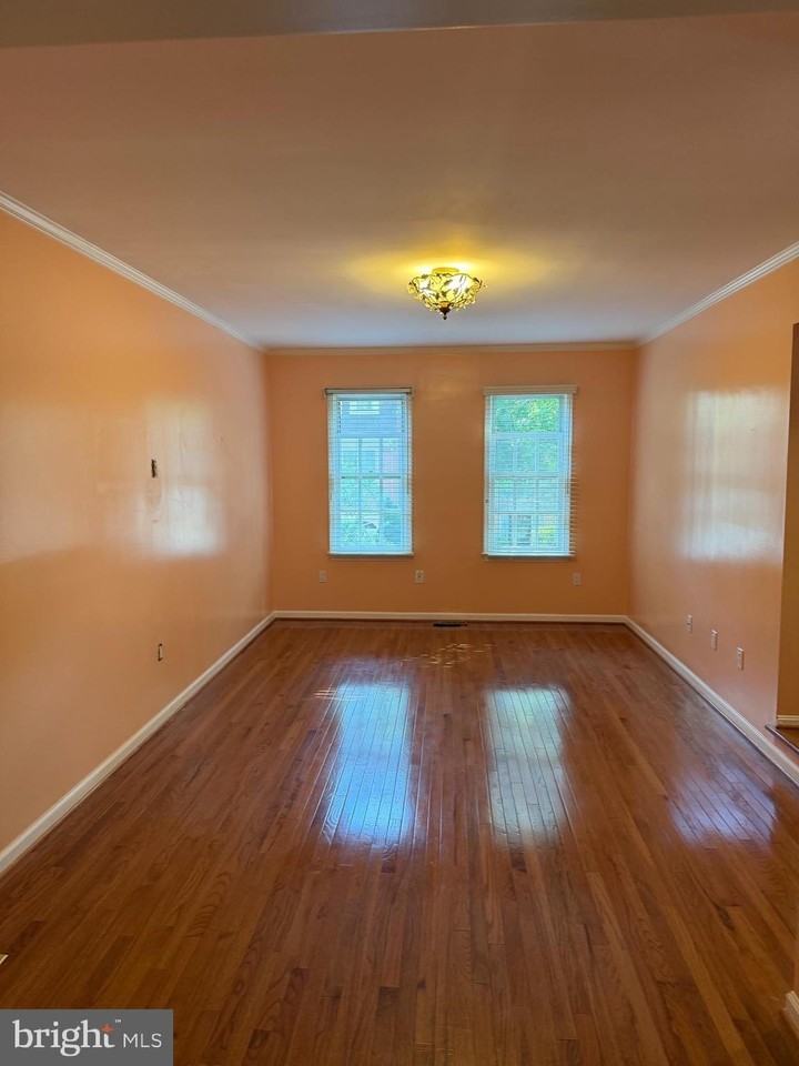 5149 Woodmire Ln - Photo 5 of 10
