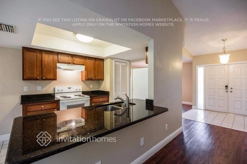 2212 Viscaya Pkwy - Photo 5 of 26