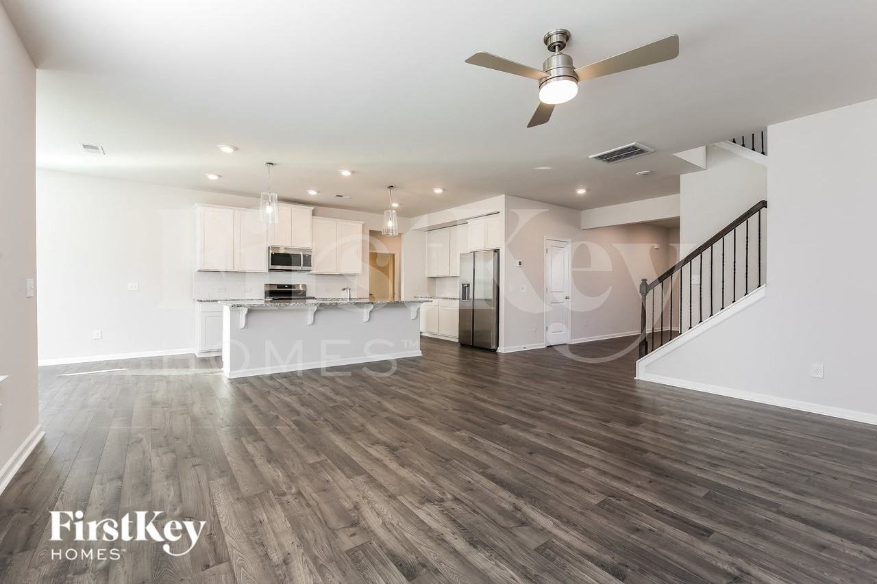 566 Hillpark Ln - Photo 4 of 15