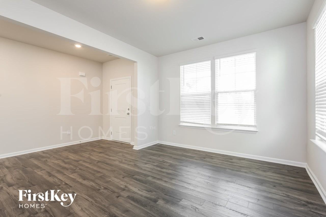 566 Hillpark Ln - Photo 5 of 15