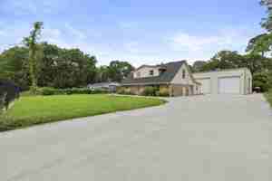 featured image of 1903 Pinewoods Way