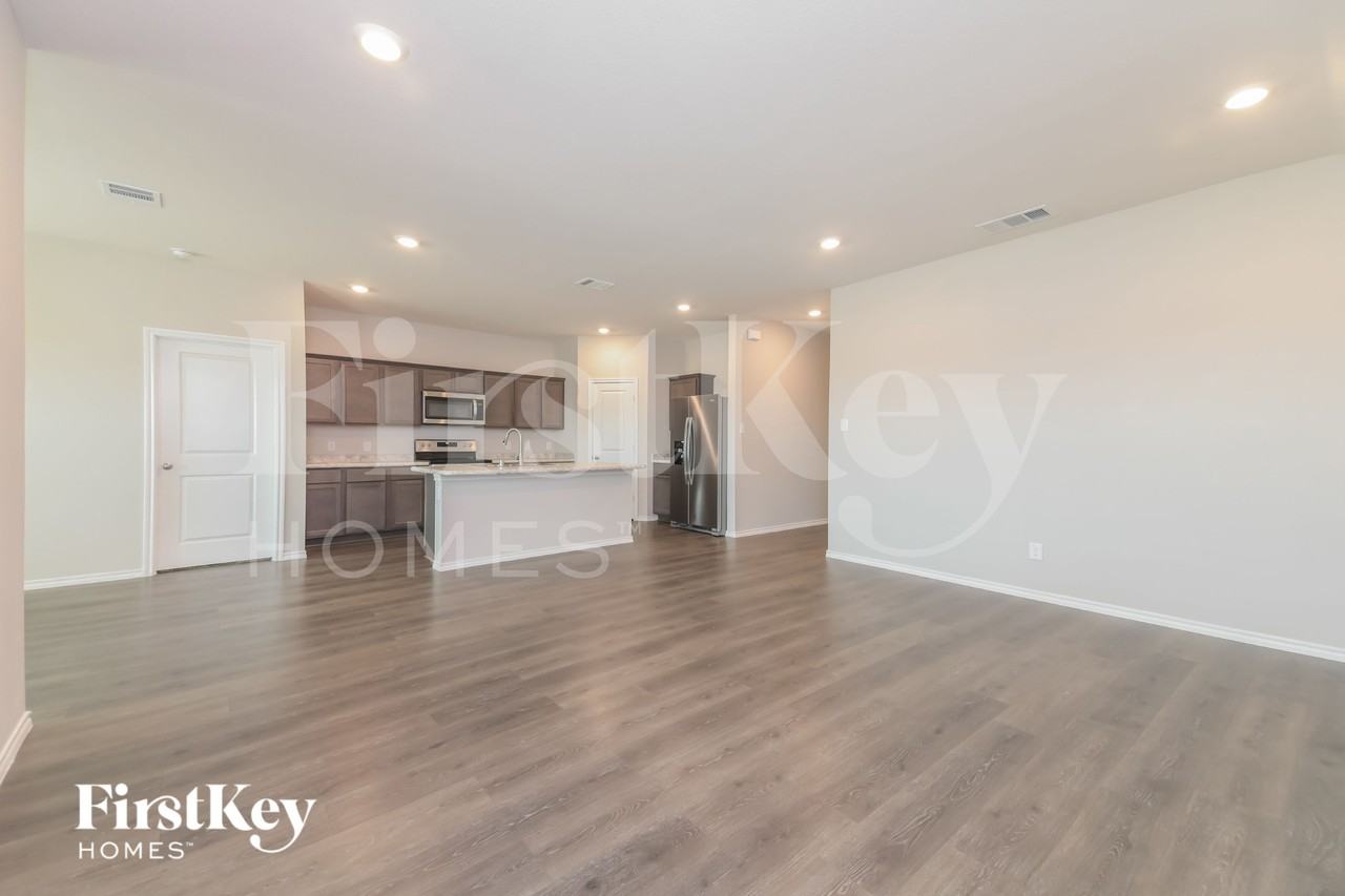 1608 River Oak Ln - Photo 4 of 15