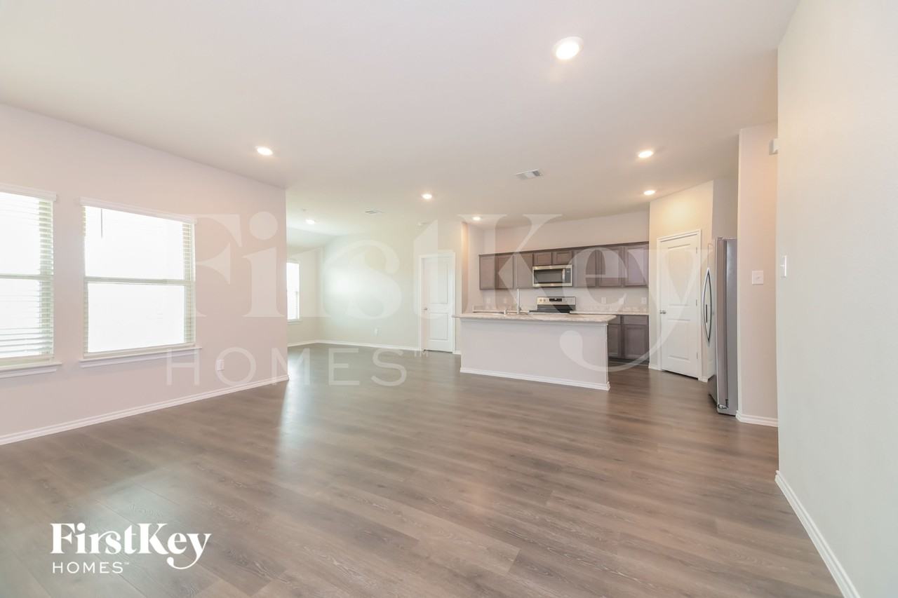 1608 River Oak Ln - Photo 5 of 15