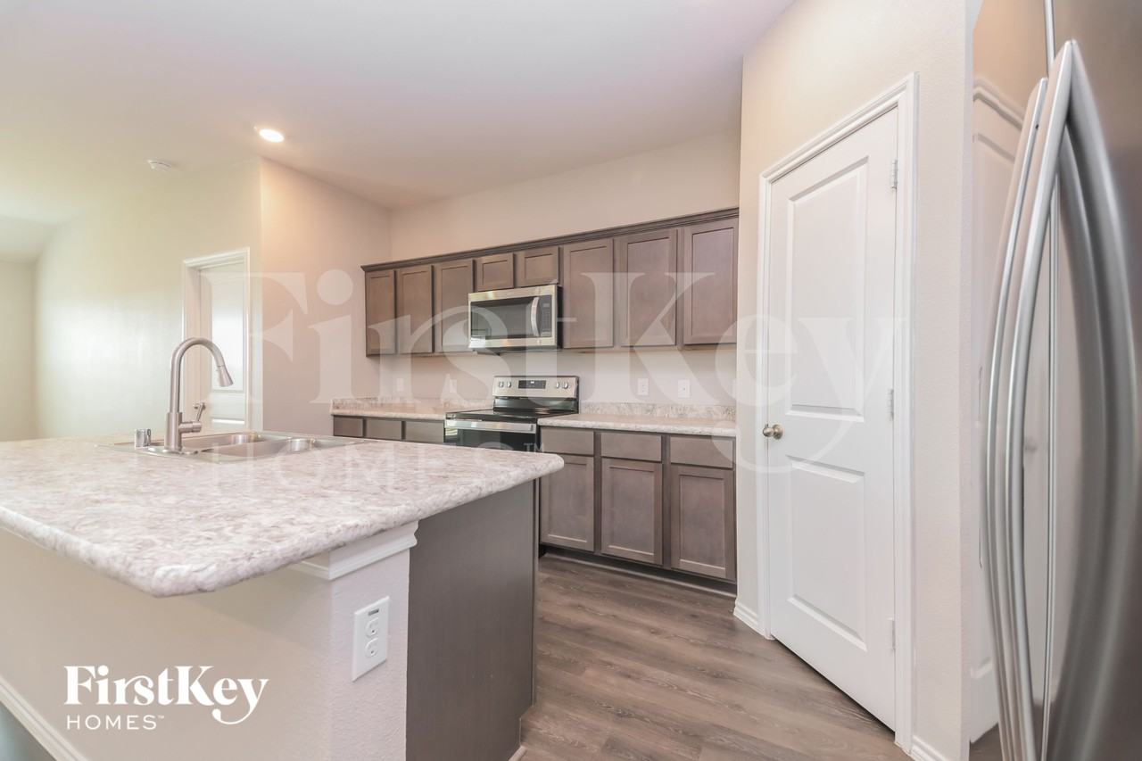 1608 River Oak Ln - Photo 7 of 15