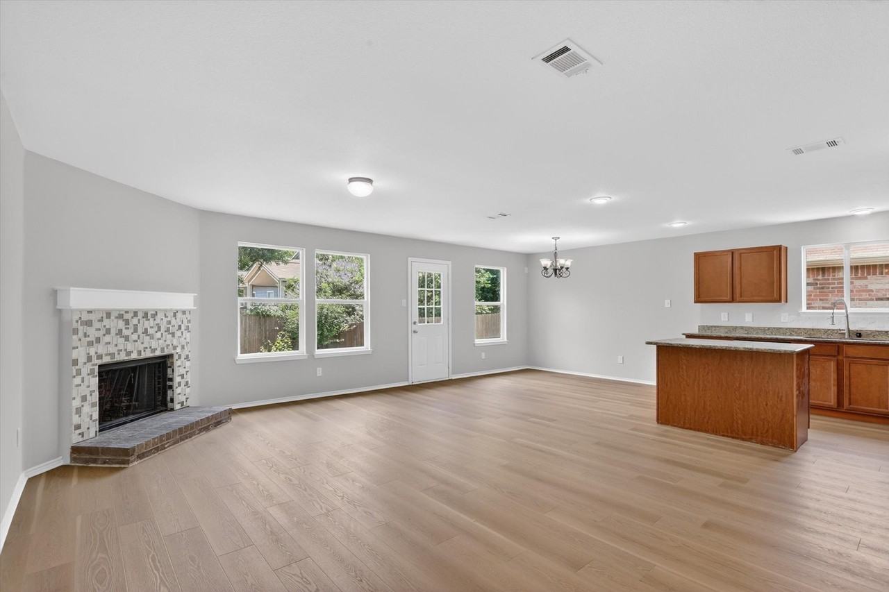 3220 Brixton Dr - Photo 3 of 15