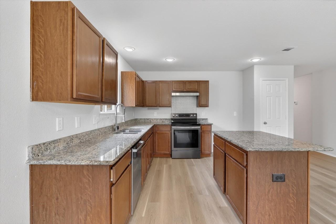 3220 Brixton Dr - Photo 5 of 15