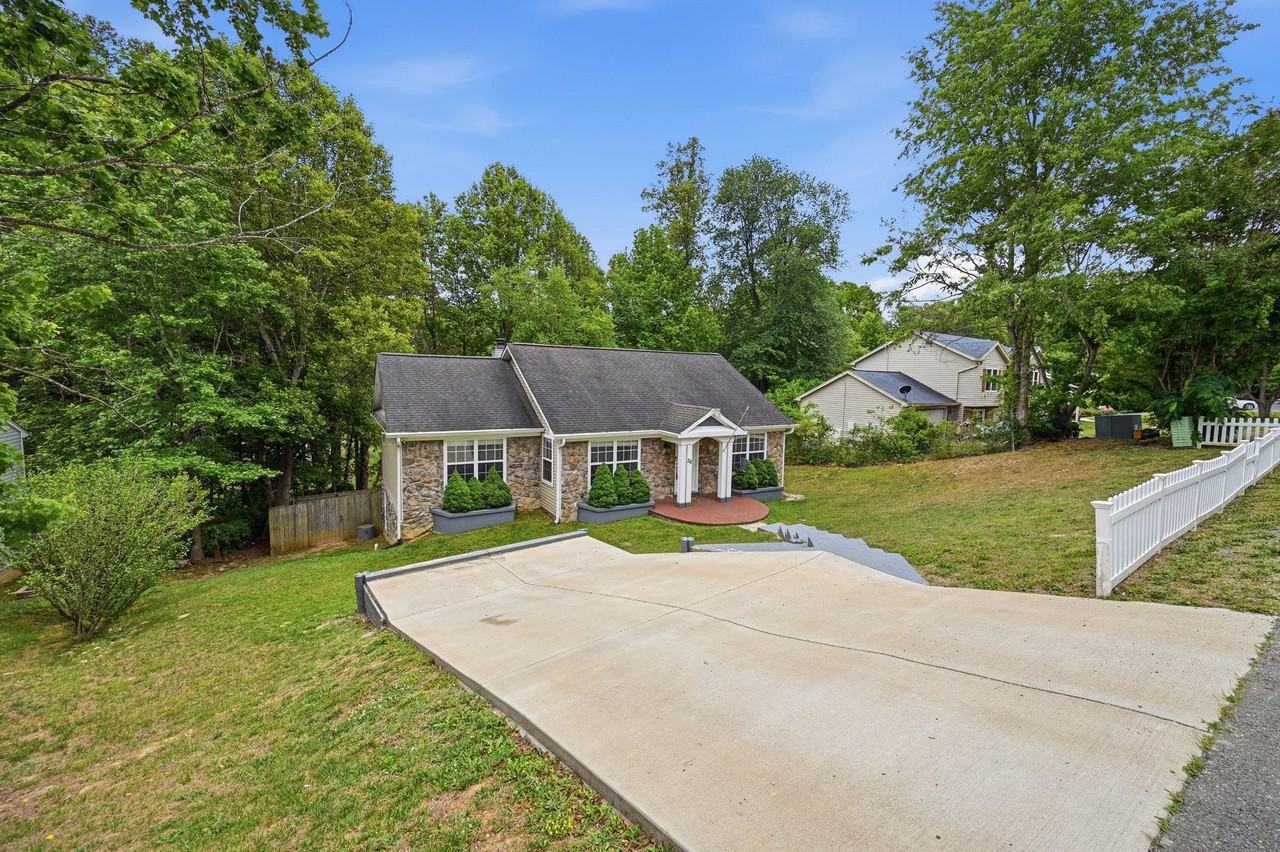 28 Cherry Laurel Dr - Photo 2 of 21