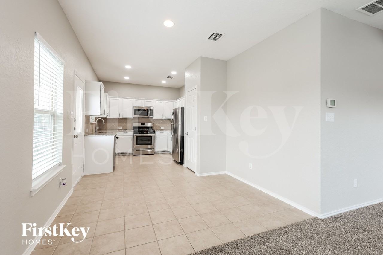 3003 Candleside Dr - Photo 5 of 16