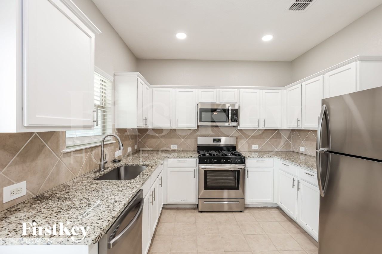 3003 Candleside Dr - Photo 7 of 16