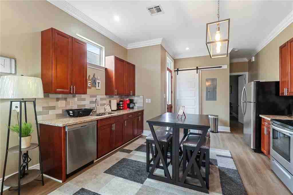 2403 S Saratoga St - Photo 4 of 9