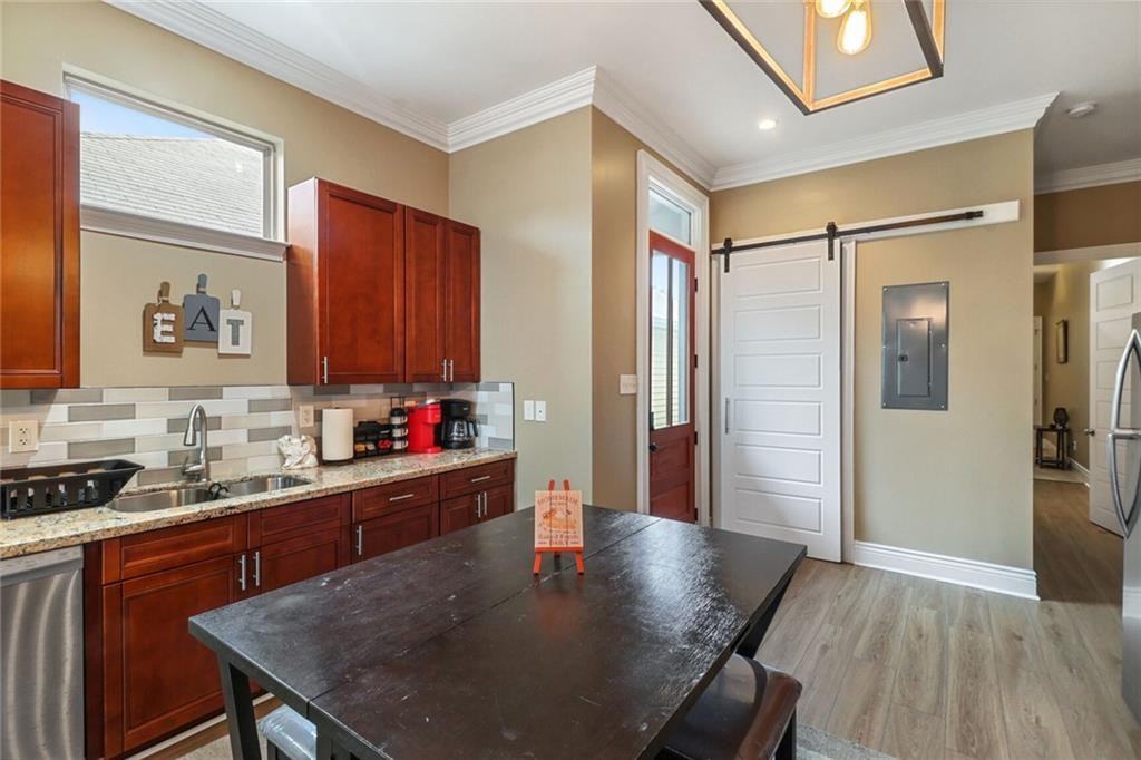 2403 S Saratoga St - Photo 5 of 9