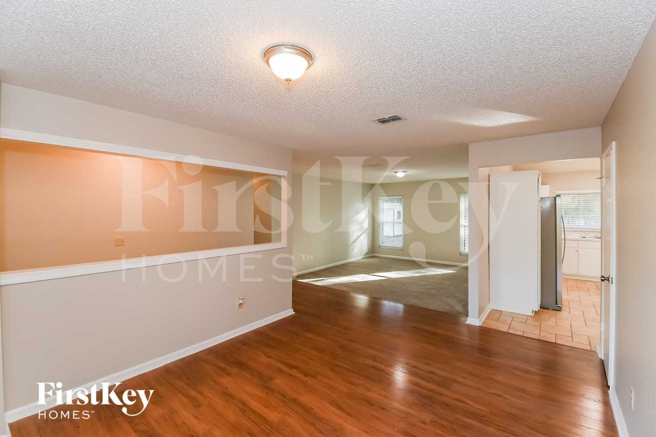 9586 Villiers Dr S - Photo 4 of 16