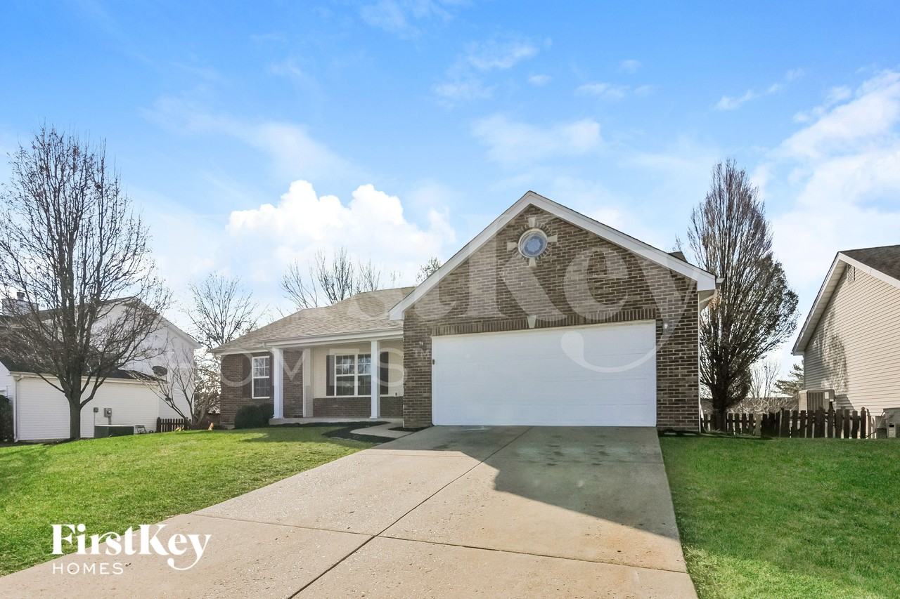 212 Royallmanor Ln - Photo 2 of 15
