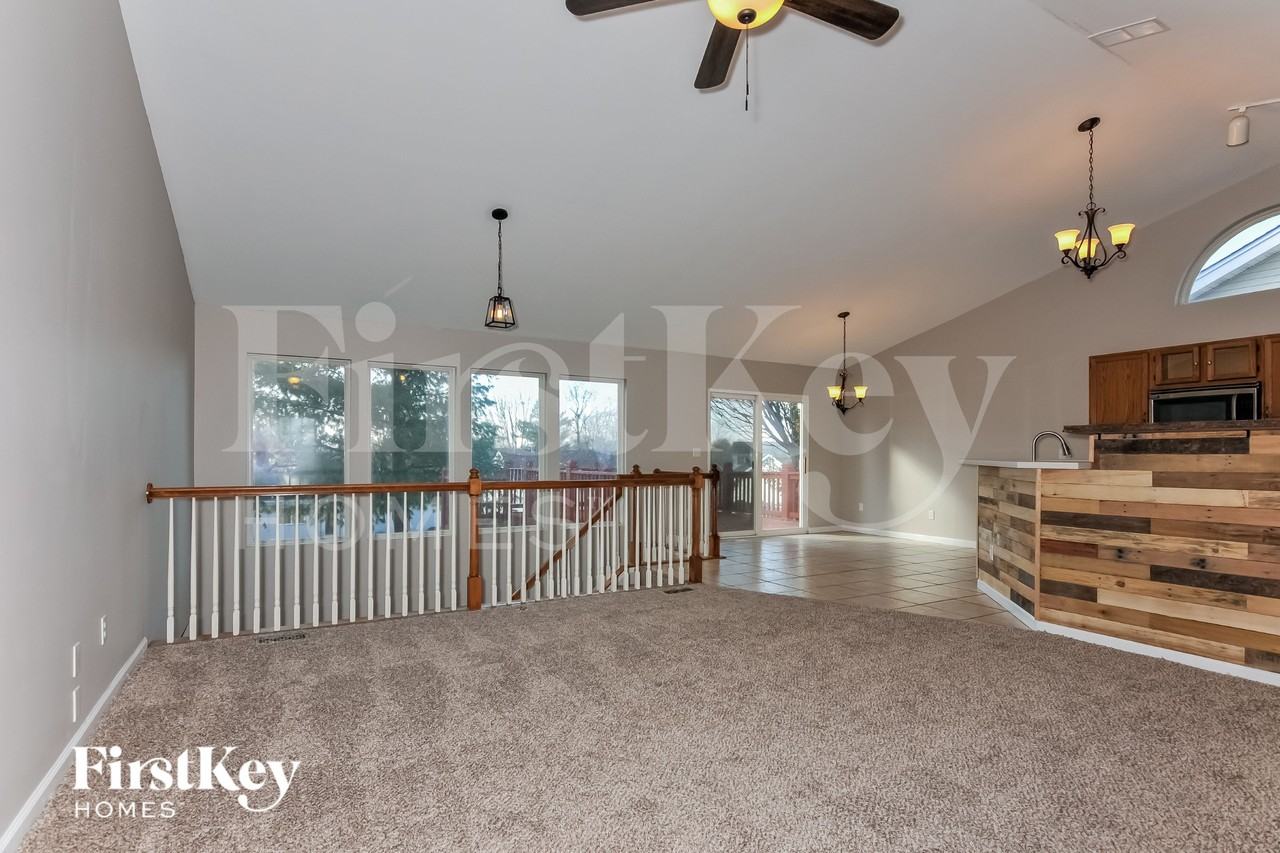 212 Royallmanor Ln - Photo 4 of 15