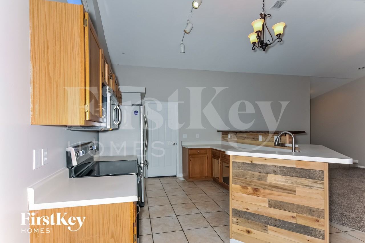 212 Royallmanor Ln - Photo 6 of 15