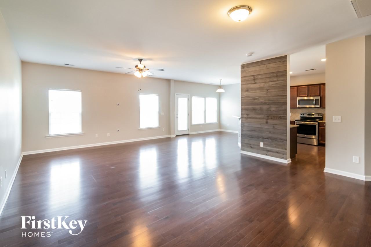 208 Longford Dr - Photo 3 of 15