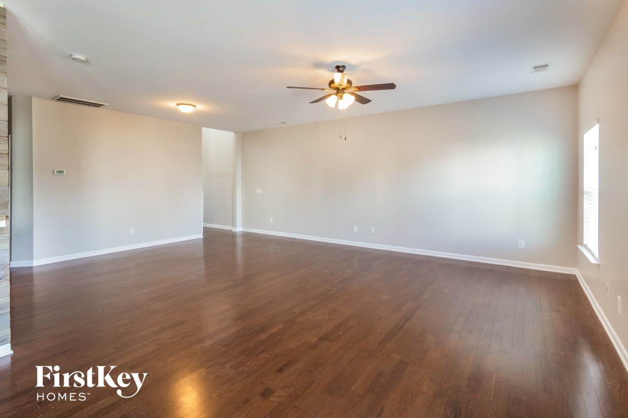 208 Longford Dr - Photo 4 of 15