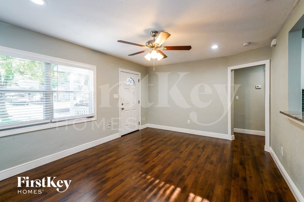 6809 N Sterling Ave - Photo 2 of 15