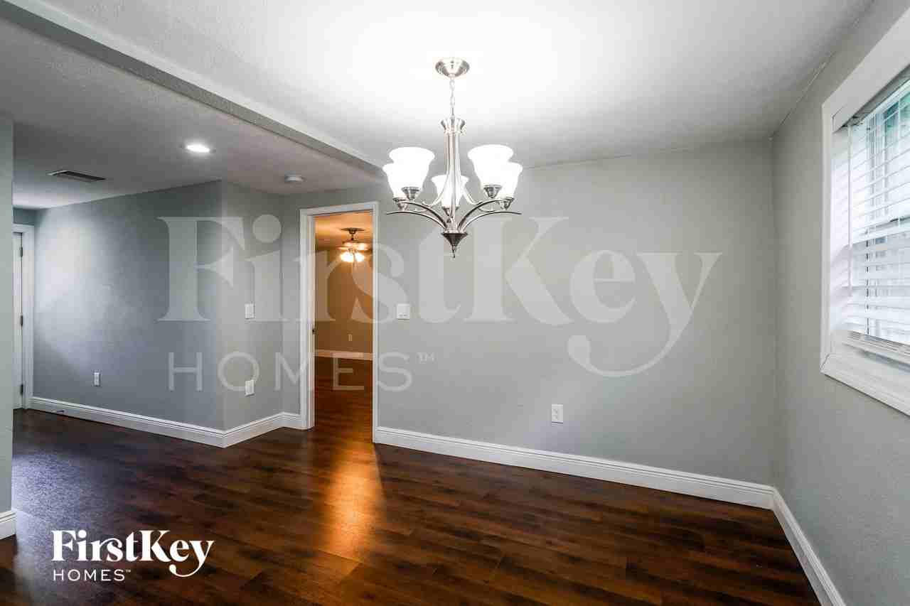 6809 N Sterling Ave - Photo 3 of 15
