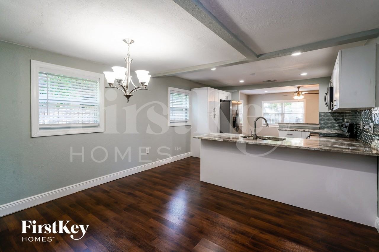 6809 N Sterling Ave - Photo 4 of 15