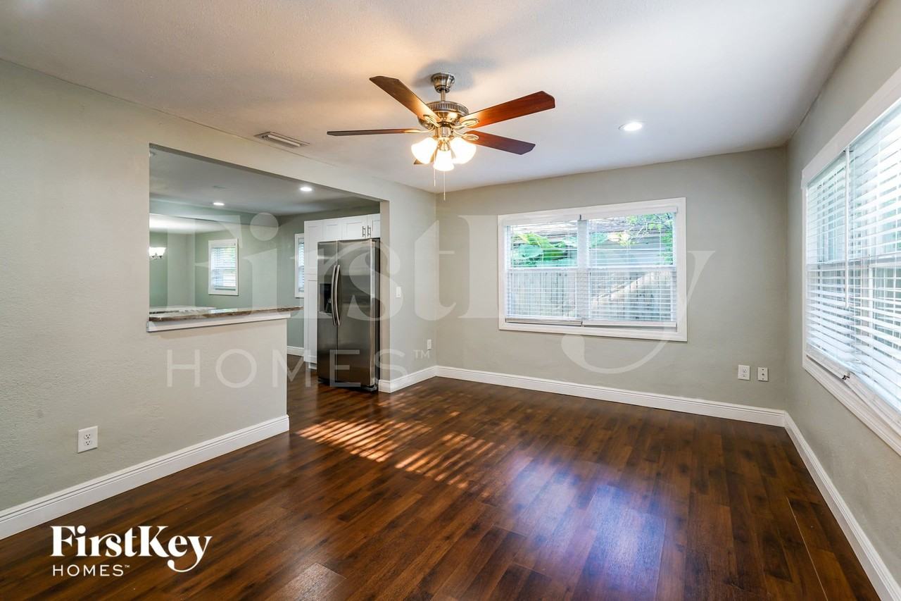 6809 N Sterling Ave - Photo 5 of 15