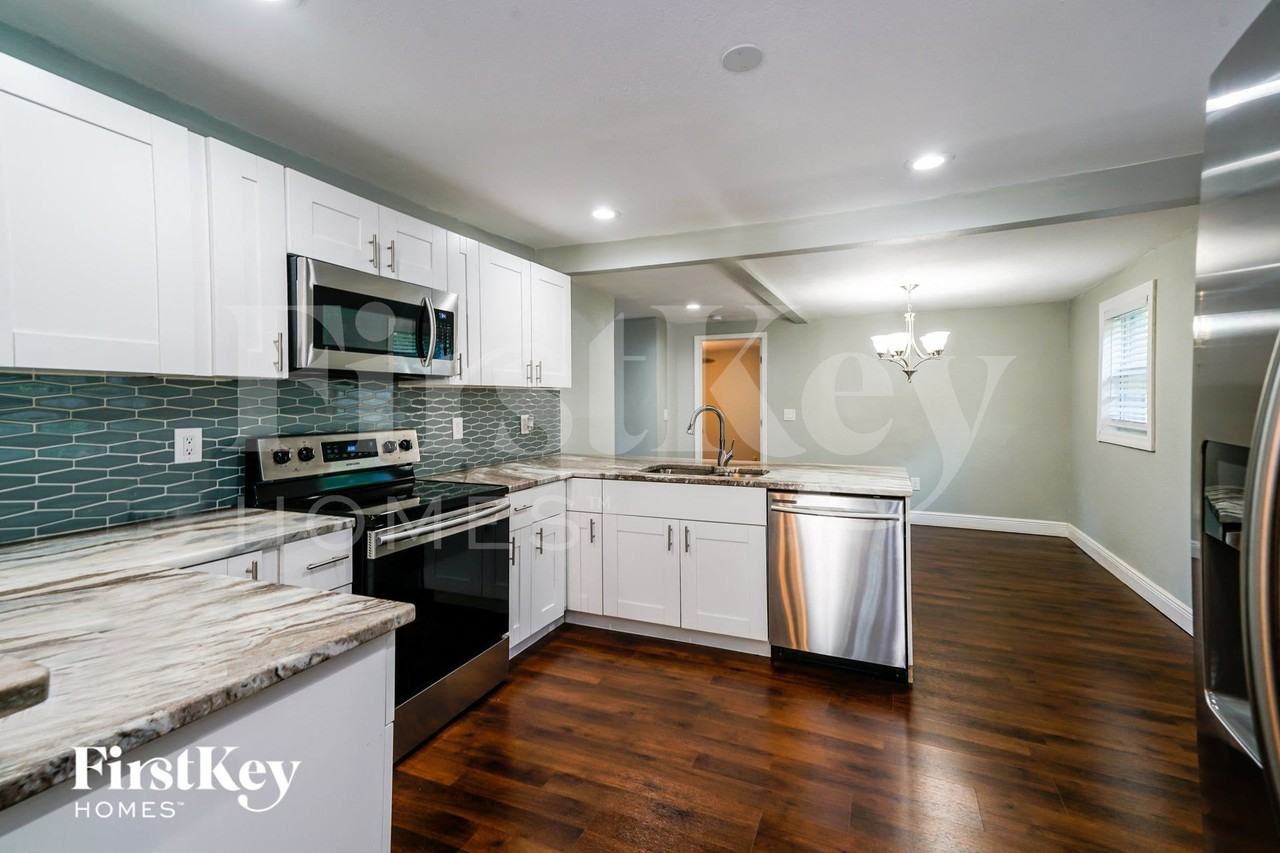 6809 N Sterling Ave - Photo 6 of 15