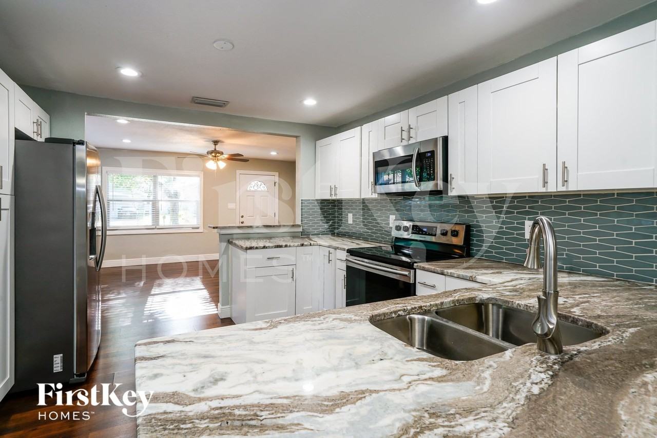 6809 N Sterling Ave - Photo 7 of 15