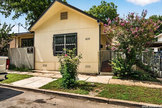 631 E Mistletoe Ave