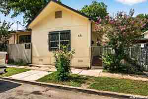 featured image of 631 E Mistletoe Ave