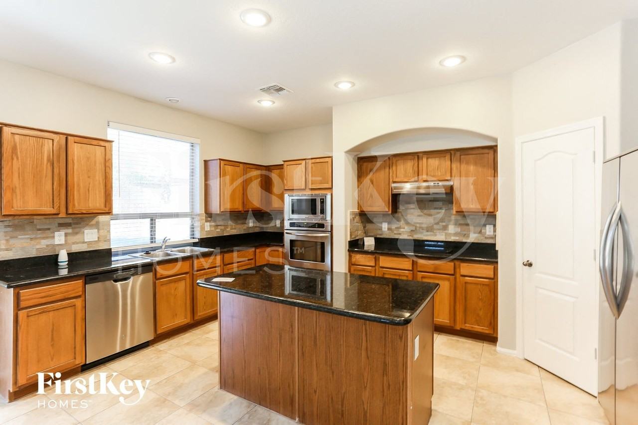 16110 W Miami St - Photo 4 of 15