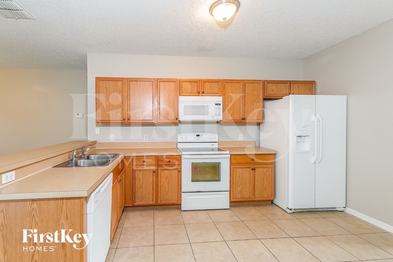 927 Cannes Dr - Photo 5 of 16
