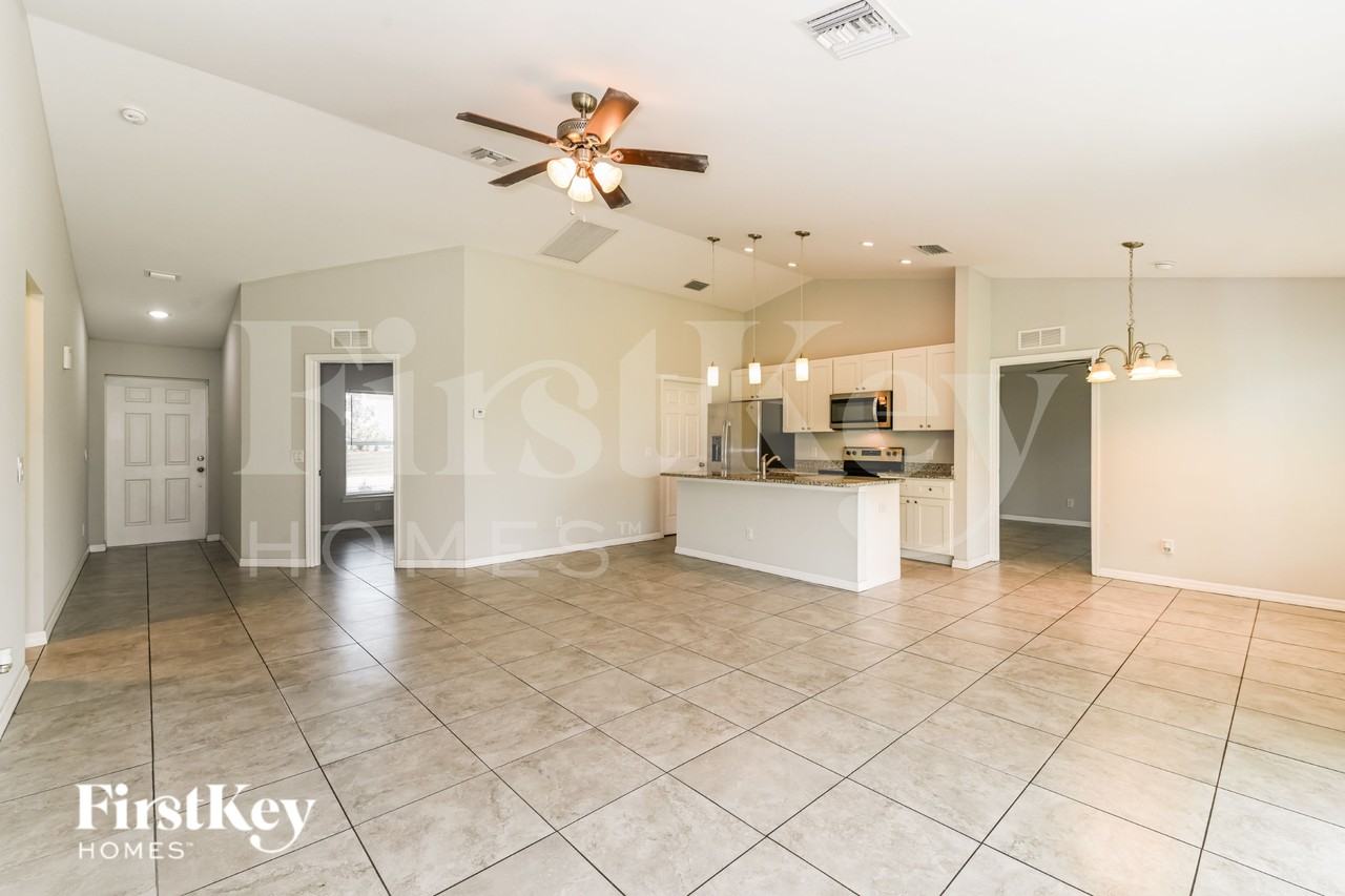 912 Sw Trafalgar Pkwy - Photo 3 of 16