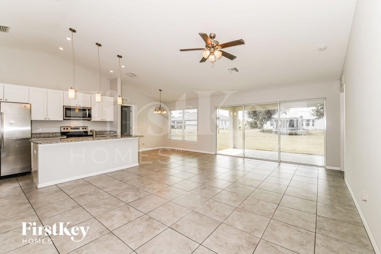 912 Sw Trafalgar Pkwy - Photo 4 of 16