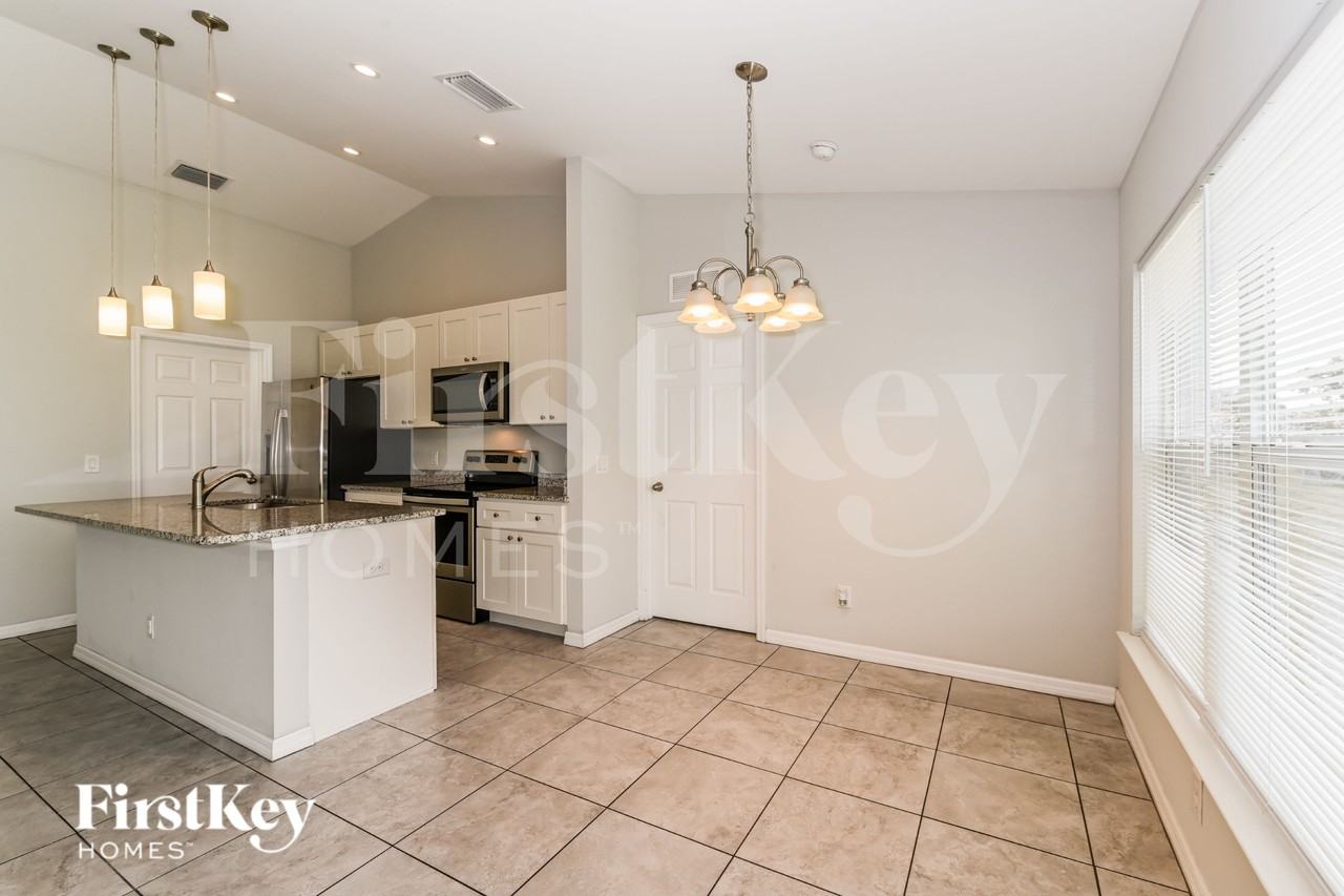 912 Sw Trafalgar Pkwy - Photo 5 of 16