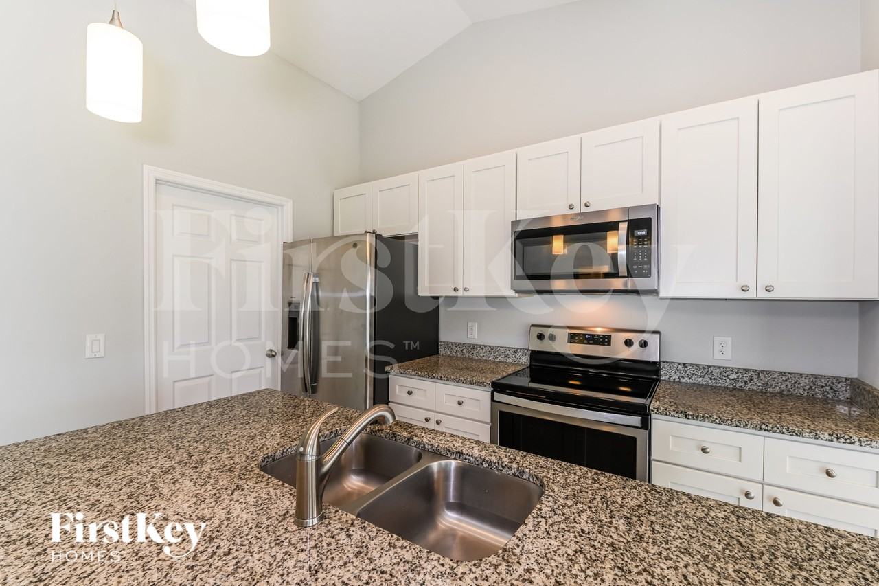 912 Sw Trafalgar Pkwy - Photo 6 of 16