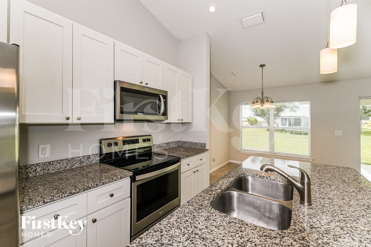 912 Sw Trafalgar Pkwy - Photo 7 of 16