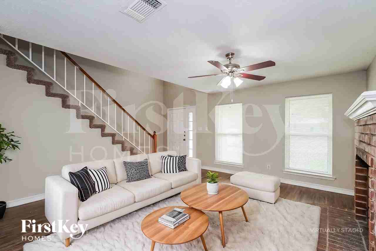 809 Parkwest Blvd - Photo 3 of 20