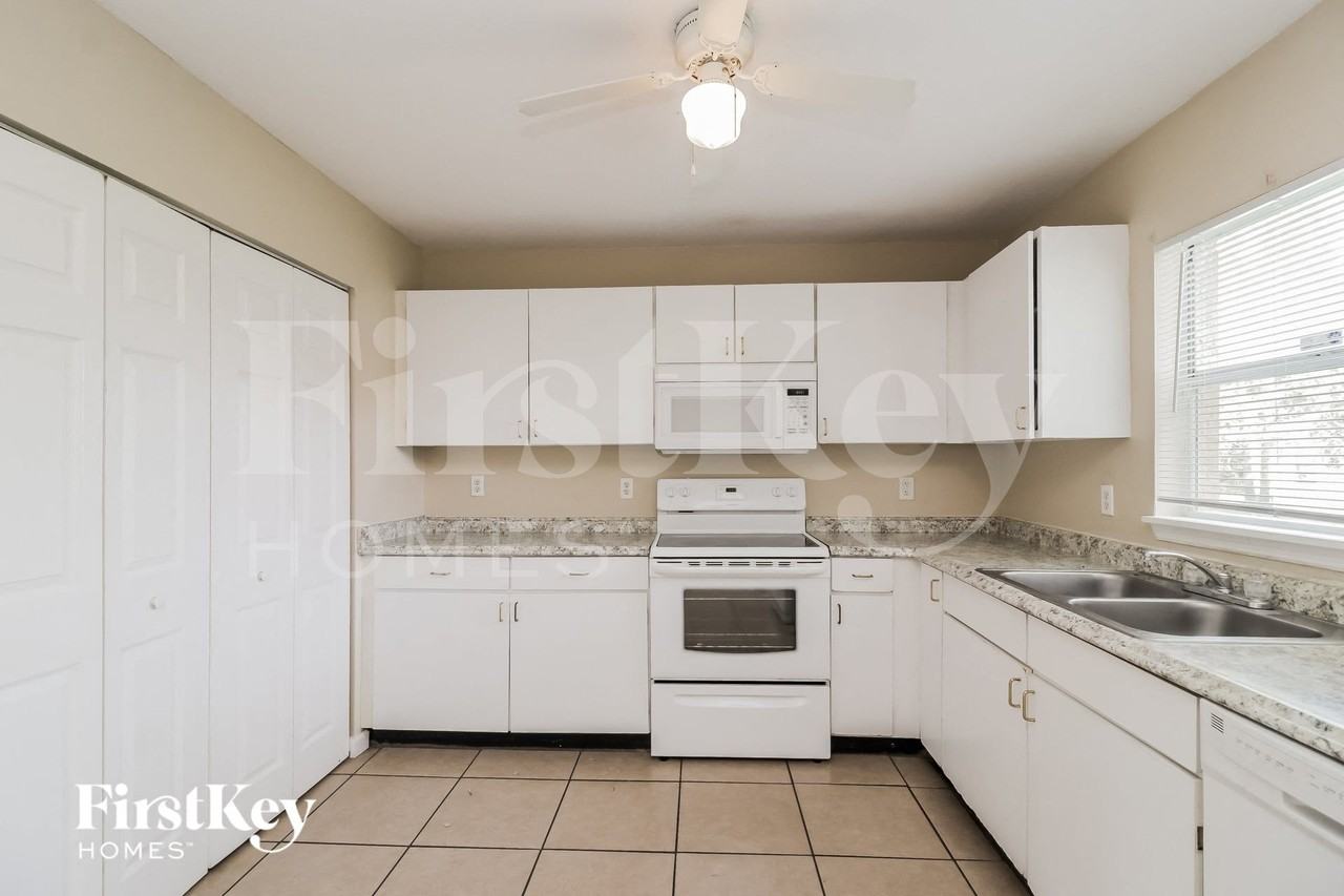 541 Albatross Dr - Photo 5 of 15