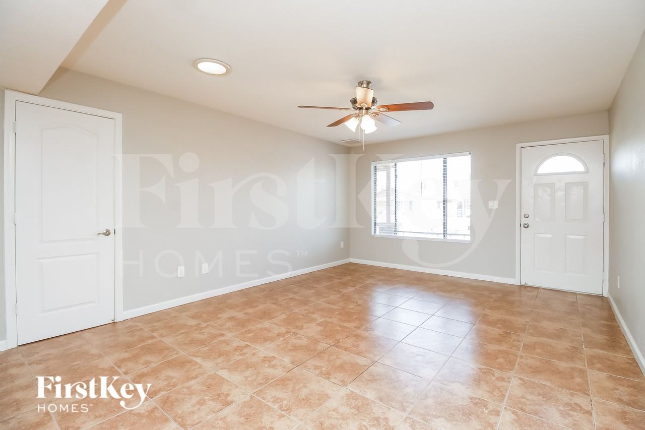 425 E Julie Dr - Photo 2 of 19