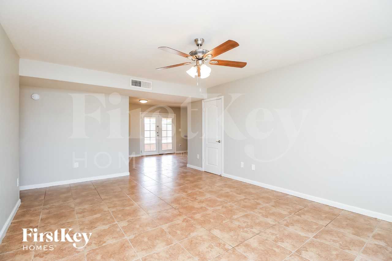 425 E Julie Dr - Photo 4 of 19