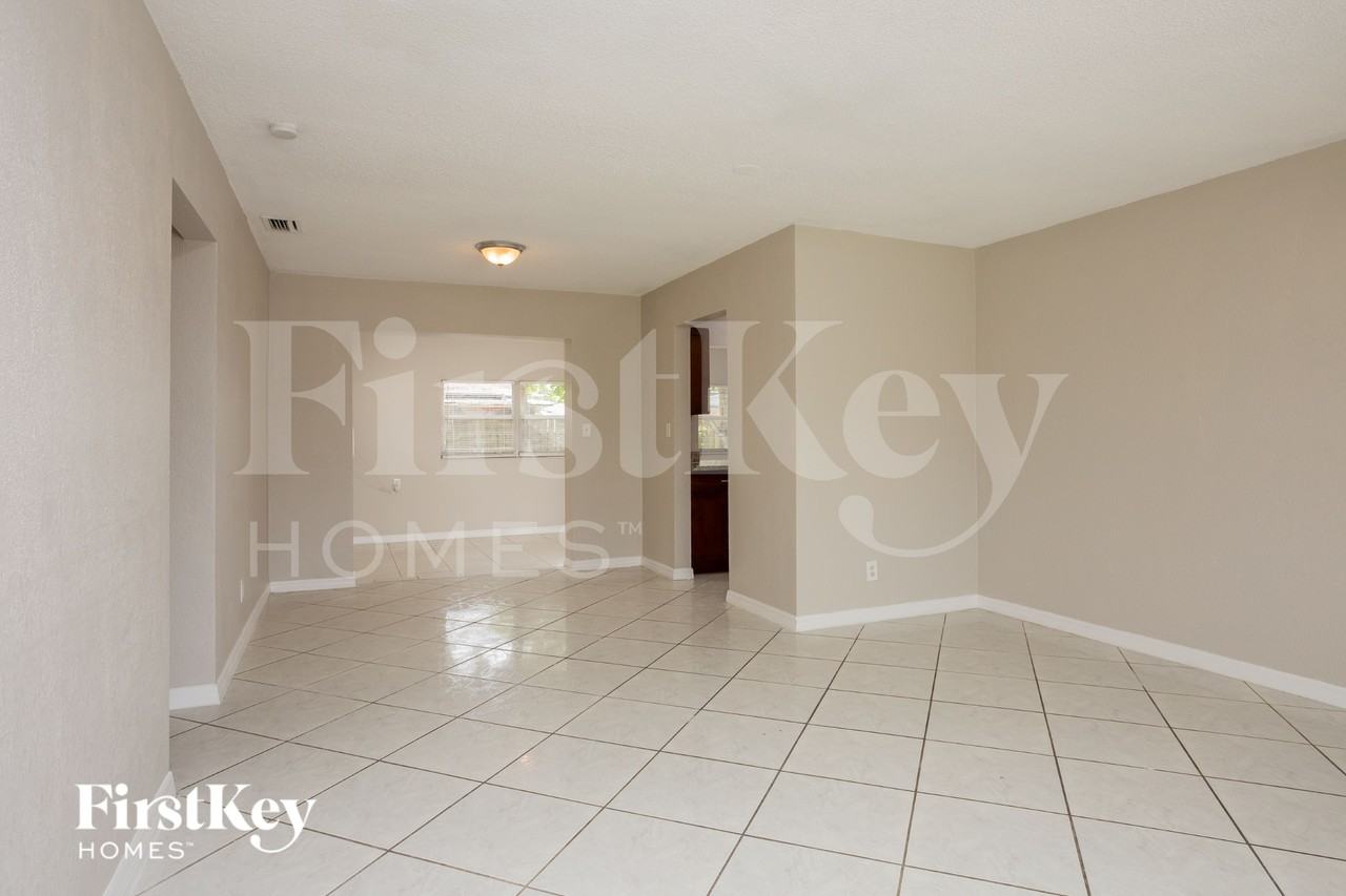 3430 Nw 34th St - Photo 4 of 16