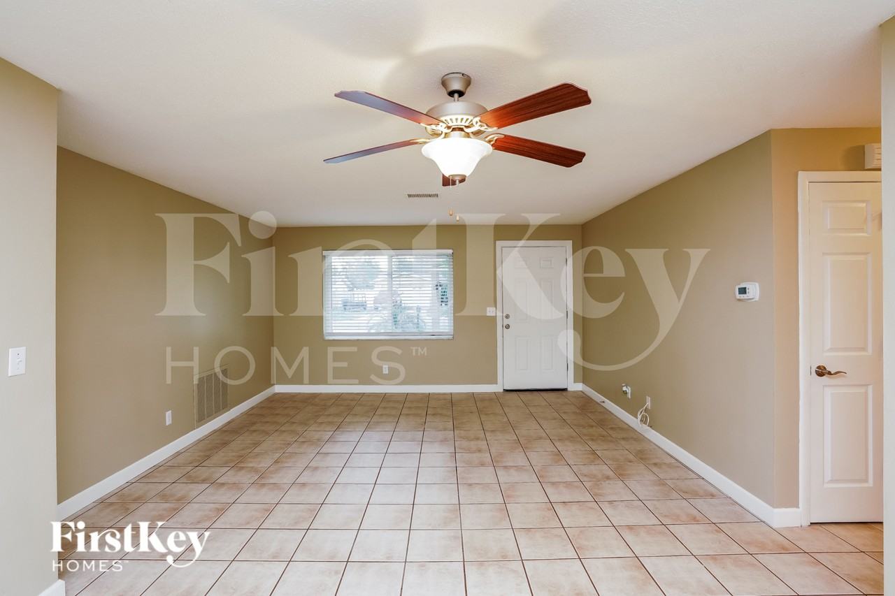 2310 Nellie St - Photo 3 of 15