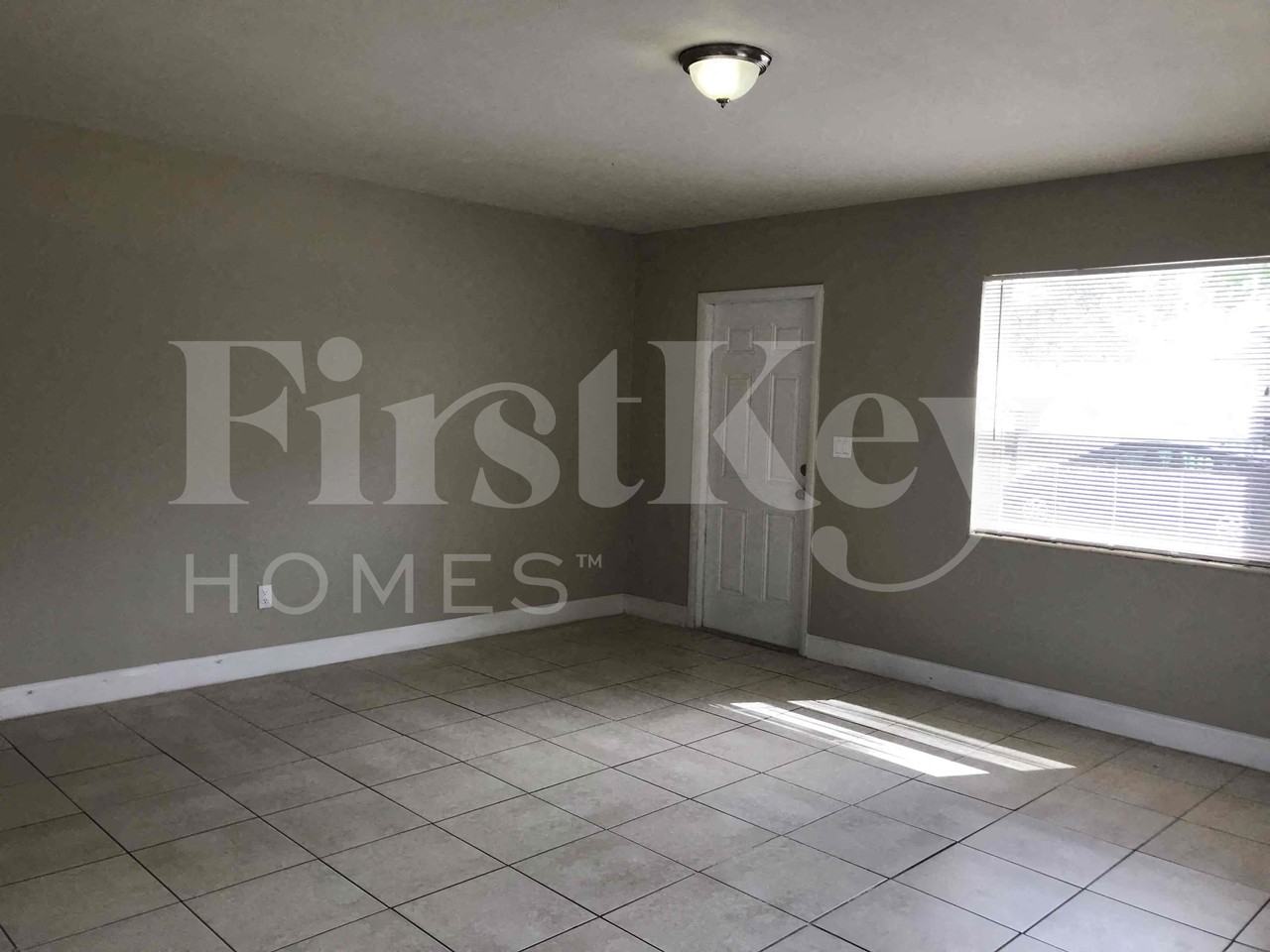 1943 Thomas St - Photo 2 of 19