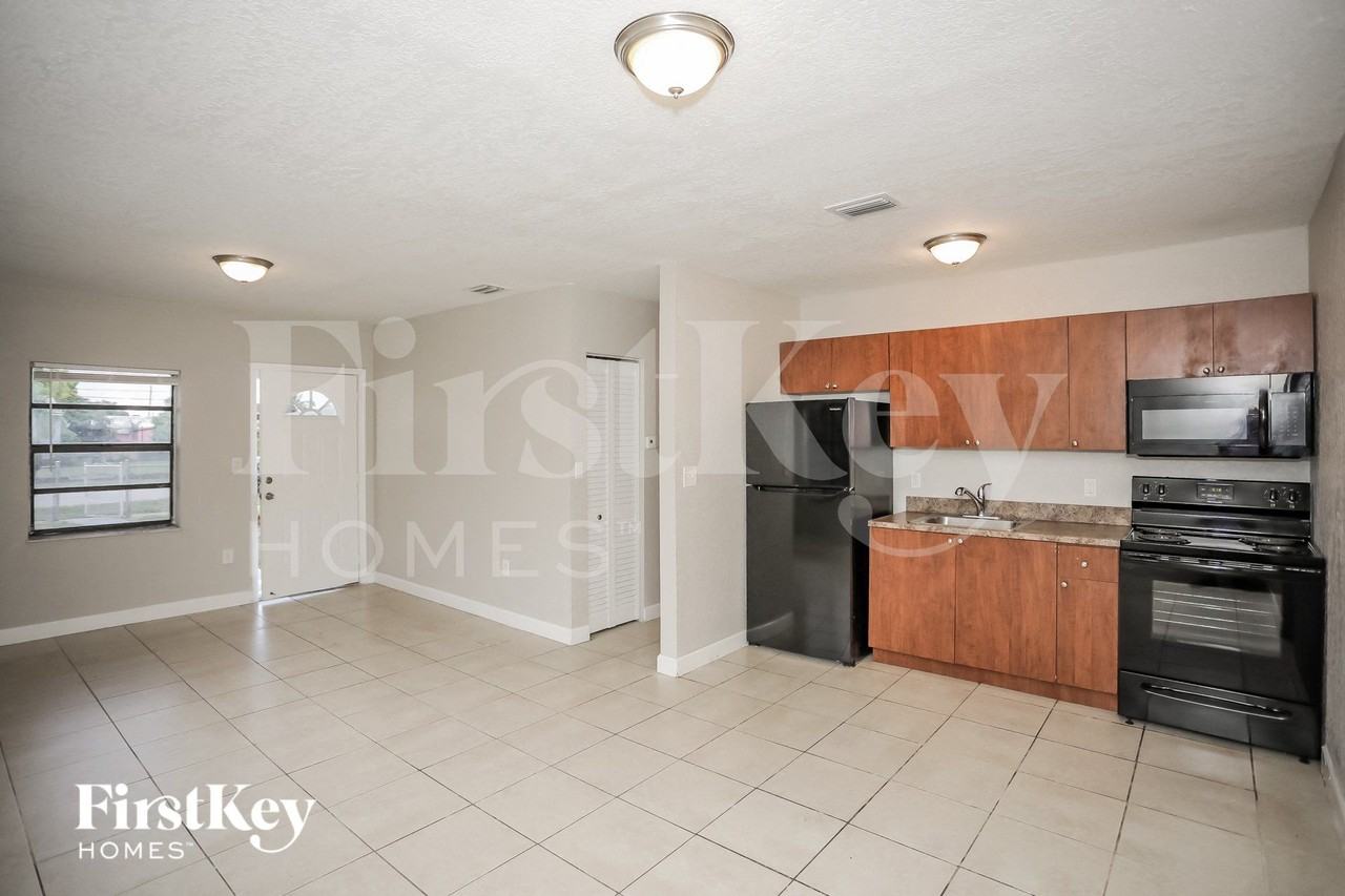 14640 Tyler St - Photo 5 of 15