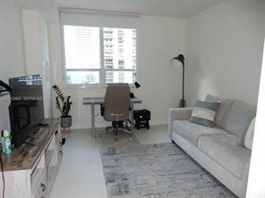 816 Brickell Key Dr - Photo 2 of 8